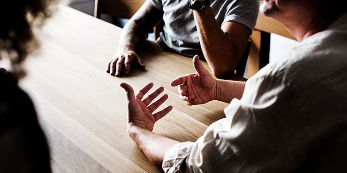 Foto van een gesprek met enkel de handen zichtbaar