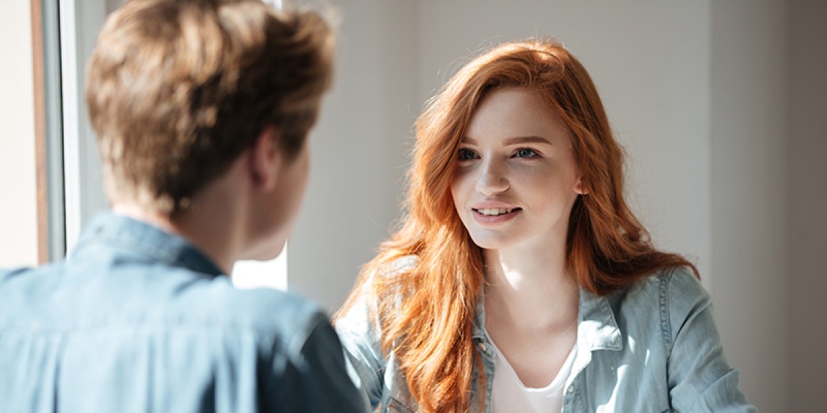 Foto van twee mensen in gesprek